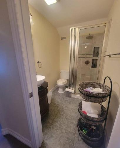 Un baño de Entire 2br 2ba hilltop view home Sleeps 8 pets 4 acres Jacuzzi Central AC Kingbeds Office Free WiFi Parking Full Kitchen Refrigerator Washer Dryer Furnished Three 3 Large Sunset Dining Patios Grill Stovetop Oven Hiking Wildlife Firepit Quiet very Secluded