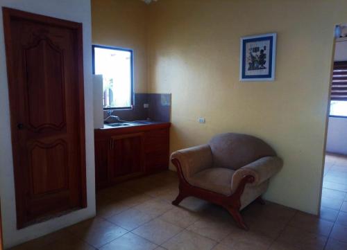 sala de estar con silla y lavamanos en Stefany Hospedaje, en Puerto Ayora