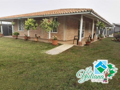 una casa con portico e cortile di Casa Campestre La Yuliana a Santa Helena