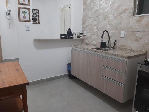 Dapur atau dapur kecil di Apartamento Confortável Perto da Praia