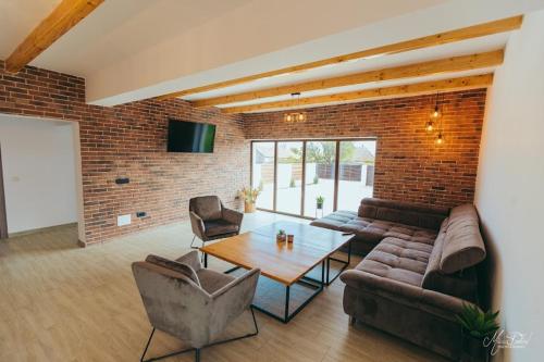 TV a/nebo společenská místnost v ubytování Pensiunea Căsuța cu Stuf