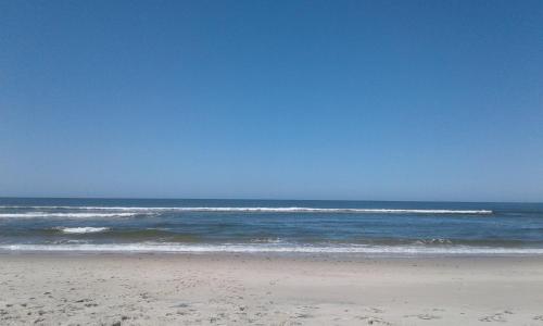 a beach with the ocean in the background at Casa Hobbit in Salinas 