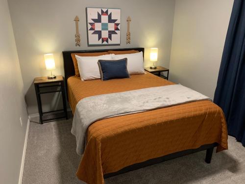 - une chambre avec un grand lit et 2 tables de chevet dans l'établissement Rock & Roll House, Fiber Internet, ROKU TV, Washer & Dryer, by DT Chickasha & Leg Lamp!, à Chickasha