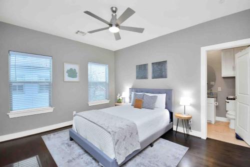 a bedroom with a bed and a ceiling fan at Skyline Views with Garage Parking 10 minutes from Downtown, NRG Stadium and Medical CTR in Houston
