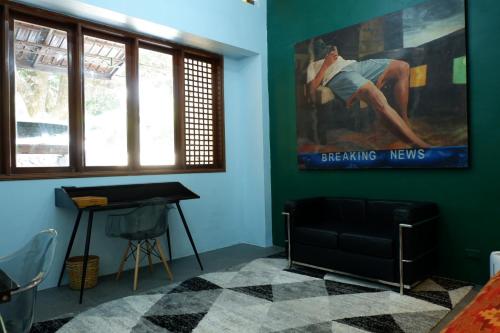 Istumisnurk majutusasutuses CASA Artist Room Rental San Antonio Zambales