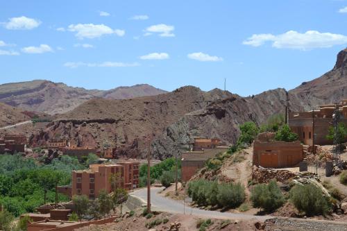 a view of a town in the mountains at Maison D'hote Amazir in Boumalne