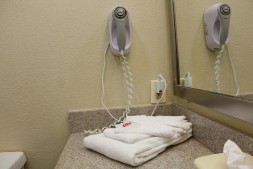 uma casa de banho com toalhas, um telefone e um espelho em Bristol Arcadia Inn em Bristol