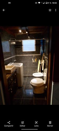 La salle de bains est pourvue de toilettes et d'un lavabo. dans l'établissement Tagnar 1, à Gualeguay