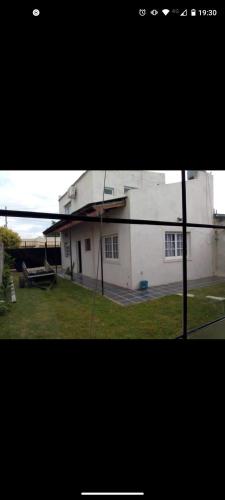 una ventana de una casa blanca con vistas en Tagnar 1 en Gualeguay