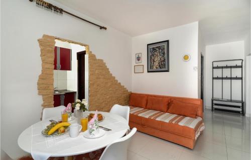 Posedenie v ubytovaní Cozy Apartment In Krk With Wifi