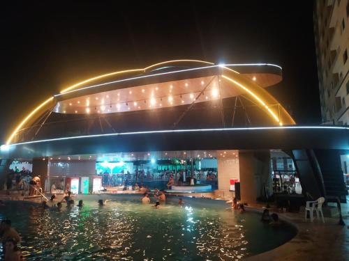 a swimming pool at night with people in the water at Thermas Riviera Park in Caldas Novas