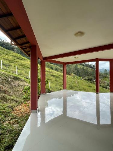 una veranda vuota con vista su un campo di AMPLA CASA DE CAMPO - MORADA DA SERRA a Aguas Mornas