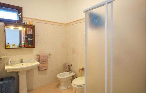 Vonios kambarys apgyvendinimo įstaigoje Lovely Home In Marina Di Ragusa With Wifi