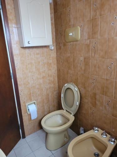 マル・デル・プラタにあるDpto. amplio y luminosoの小さなバスルーム(トイレ、ビデ付)