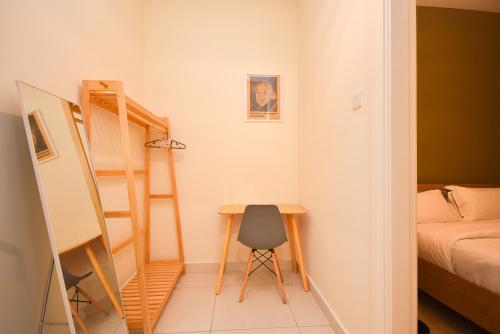 a small room with a desk and a bunk bed at Midvalley Southkey Mosaic Suite by Nest Home in Johor Bahru