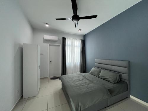 a bedroom with a bed and a ceiling fan at Chen Villa Bukit Gambir 晨舍 in Bukit Gambir