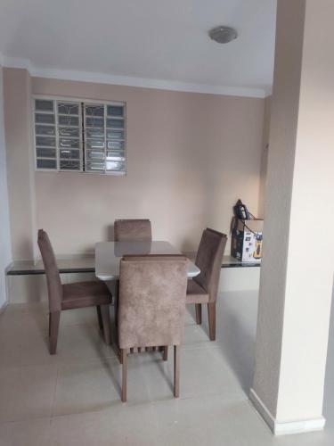 a dining room table and chairs in a room at Espacin Maricris-28 min. Thermas Sao Pedro in Piracicaba
