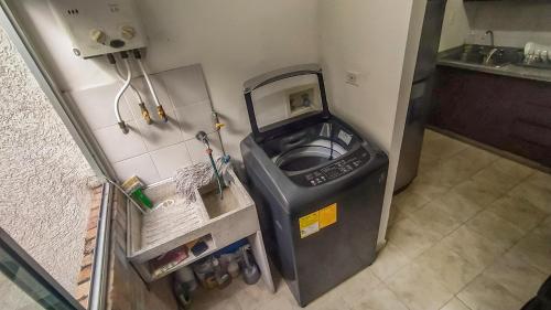 an empty arcade video game machine in a small room at Apartamento 2 habitaciones en Bosque Largo - Ibagué in Ibagué