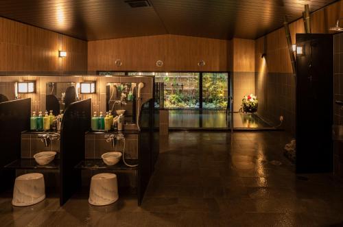 Hotel Route Inn Shikoku Chuo tesisinde bir banyo
