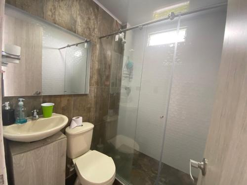 un bagno con wc e doccia in vetro di Finca Hotel Los Felipes - Neira a Neira