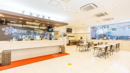 um restaurante com mesas e cadeiras e um balcão em Toyoko Inn Tokyo Monzen-nakacho Eitaibashi em Tóquio