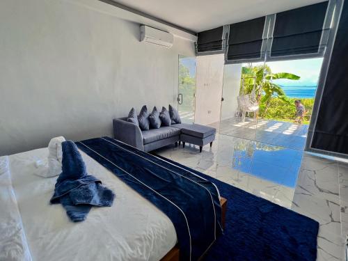 1 dormitorio con cama y vistas al océano en The Dream Beach Resort en Taytay