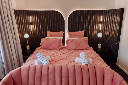 NEW! Dacha on Maggie No#2, Unrivaled Island Luxuryにあるベッド