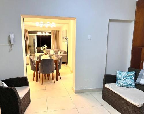 uma sala de jantar com mesa e cadeiras e uma sala de estar em Apartamento en el Corazon de Miraflores em Lima
