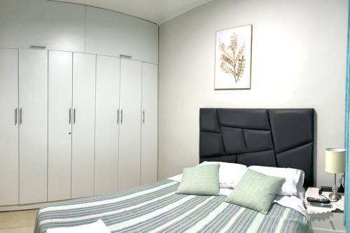 Tempat tidur dalam kamar di Apartamento en el Corazon de Miraflores