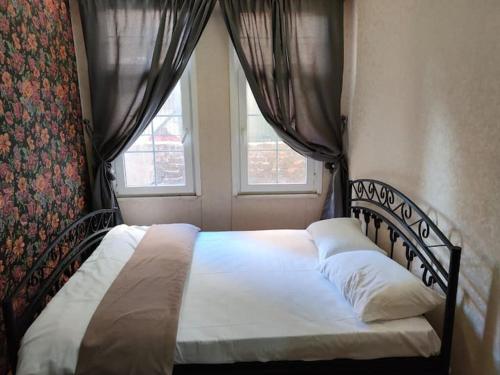 - un lit dans une chambre avec fenêtre dans l'établissement No9 Vintage House, à Istanbul