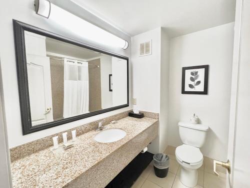 Ett badrum på Country Inn & Suites by Radisson, Emporia, VA