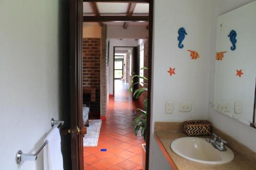 a bathroom with a sink and a mirror at Villa La F in Guasca