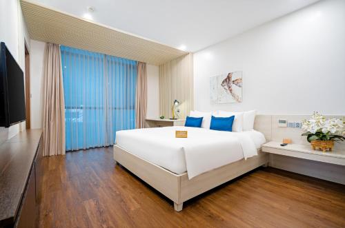 Ένα ή περισσότερα κρεβάτια σε δωμάτιο στο HAIAN Beach Hotel & Spa