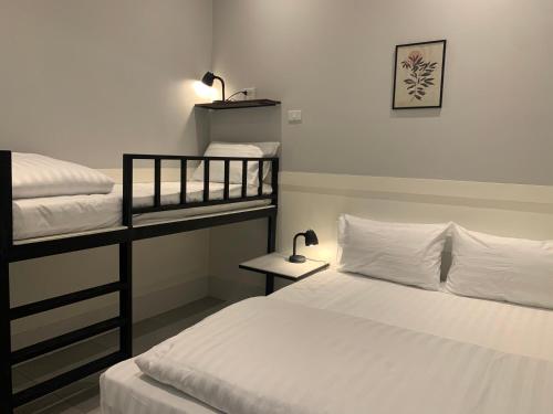 1 dormitorio con 2 literas con sábanas blancas en Island House Rentals 25, en Ko Samed