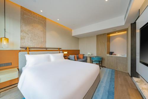 Letto o letti in una camera di Holiday Inn Zhuhai City Center, an IHG Hotel