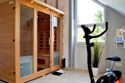 ein Laufband neben einem Glasschrank in einem Raum in der Unterkunft La Grange de David is accessible to people with reduced mobility 