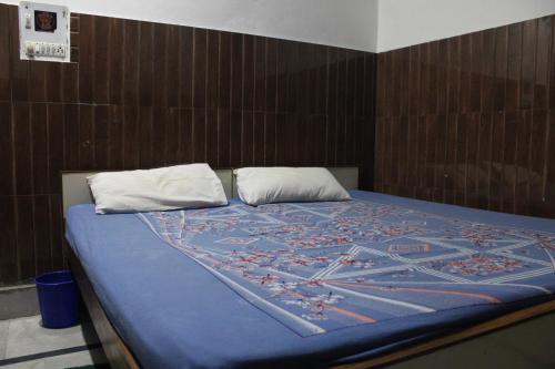 A bed or beds in a room at Laxmi Lodge