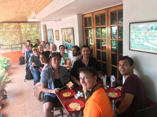 un grupo de personas sentadas en mesas comiendo comida en Sajhome Fortkochi, Kochi, Kerala, inda, en Kochi