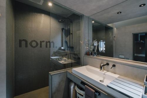 富士河口湖町にあるhotel norm. fujiのバスルーム(洗面台、鏡付)