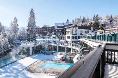 Vue aride d'un complexe dans la neige dans l'établissement Alpin Resort Sacher, à Seefeld in Tirol