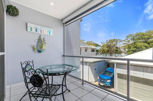 Μπαλκόνι ή βεράντα στο Smooth Sailing -Modern 2 bedroom apartment!