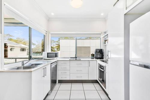 Η κουζίνα ή μικρή κουζίνα στο Smooth Sailing -Modern 2 bedroom apartment!