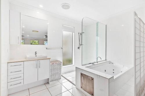 Ένα μπάνιο στο Smooth Sailing -Modern 2 bedroom apartment!
