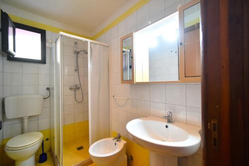 ガリポリにあるVilla Erricoのバスルーム(洗面台、トイレ、シャワー付)