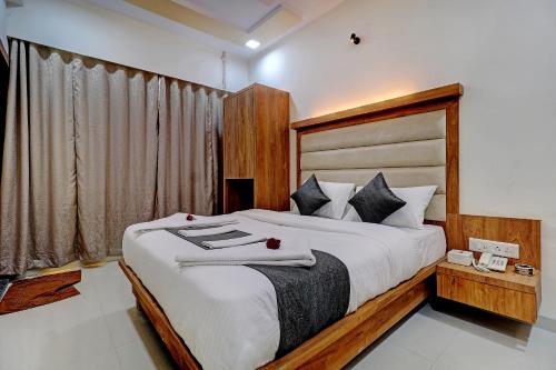 a bedroom with a large bed in a room at Sun Inn Residency Rabale in Navi Mumbai