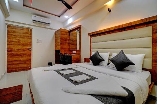 a bedroom with a large bed in a room at Sun Inn Residency Rabale in Navi Mumbai