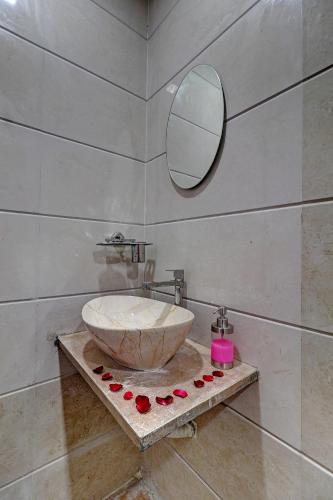 a bathroom with a bowl sink and a mirror at Sun Inn Residency Rabale in Navi Mumbai