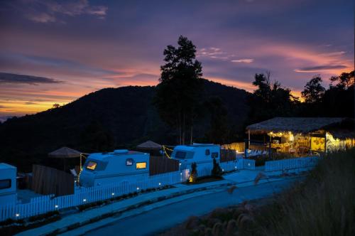 um grupo de autocaravanas estacionadas num pátio ao pôr-do-sol em Stellar GoldenHill Cameron em Tanah Rata
