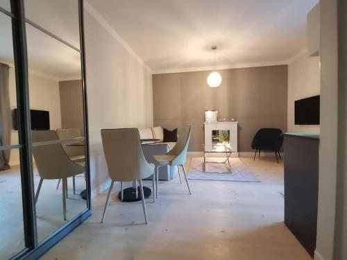 ein Wohnzimmer mit einem Esstisch und Stühlen in der Unterkunft Apartamenty Motyl - pokój studio in Bytom