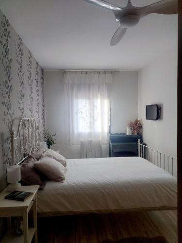 Ένα ή περισσότερα κρεβάτια σε δωμάτιο στο THE HOME Hervás Plaza de garaje gratis